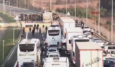 Bolu’da TIR Devrildi, Otoyol Ulaşıma Kapandı