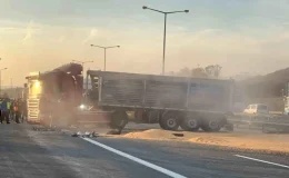 TEM Otoyolu’nda Mısır Yüklü Tır Devrildi, Trafik Yeniden Açıldı