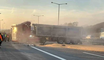 TEM Otoyolu’nda Mısır Yüklü Tır Devrildi, Trafik Yeniden Açıldı