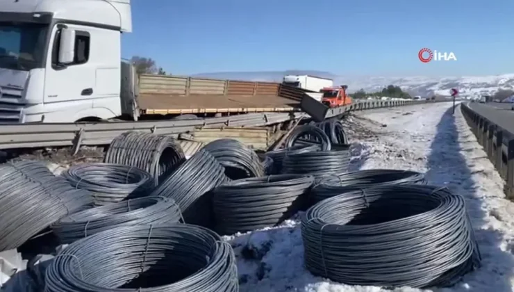 Uyuduğu İddia Edilen Tır Şoförü Otoyolda Kaza Yaptı